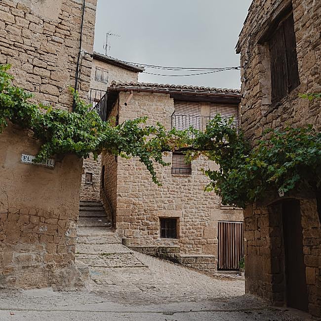 Las calles de Ujué son estrechas, laberínticas y empedradas.
