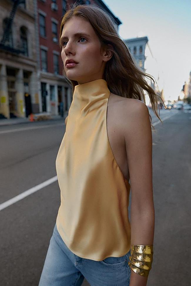 Top satinado de Zara (19,99 euros)