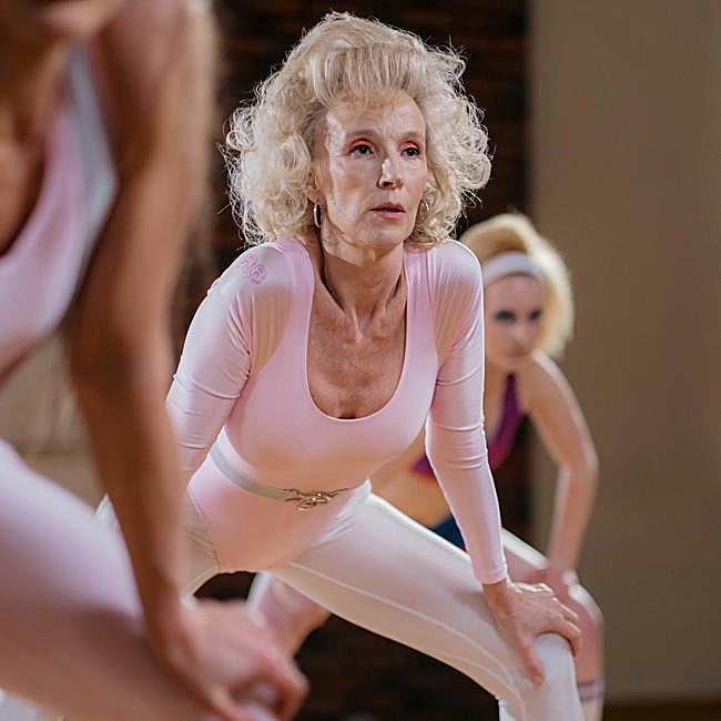 Mujer haciendo ejercicio en una clase grupal.