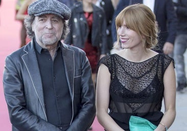 Así es Carmela, la hija de Joaquín Sabina que trabaja en el cine, tiene un Goya y no se ha separado de él en su despedida