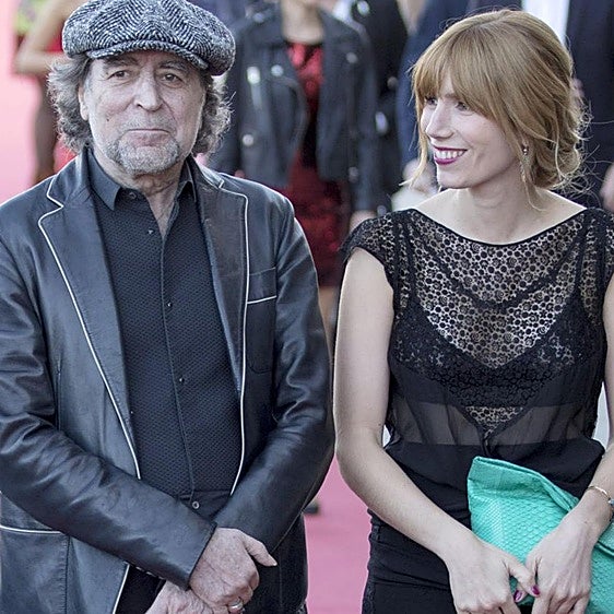 Así es Carmela, la hija de Joaquín Sabina que trabaja en el cine, tiene un Goya y no se ha separado de él en su despedida