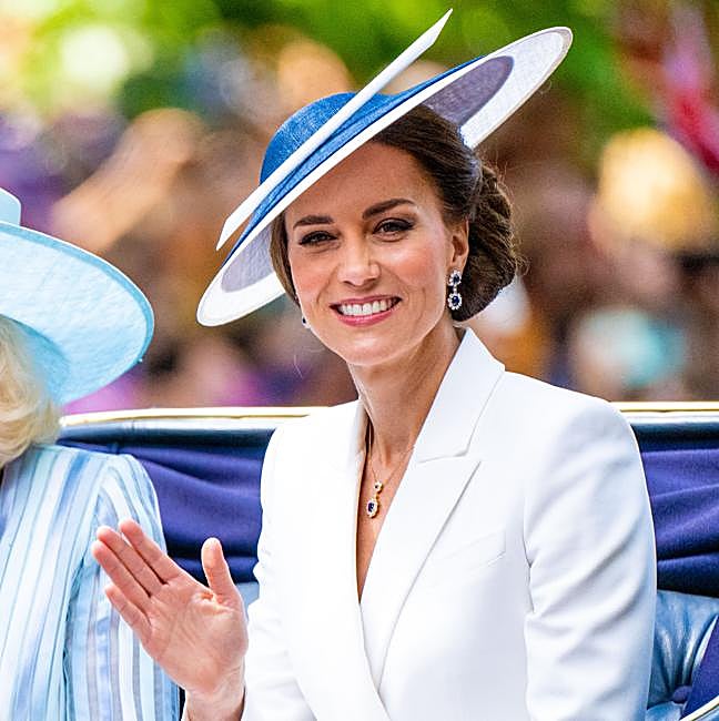 Los pendientes colgantes de zafiro y diamantes de la princesa Diana.