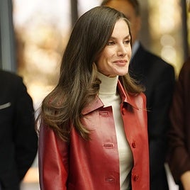 La reina Letizia rescata la chaqueta de Mango más elegante y consigue el look perfecto para ir a la oficina en invierno