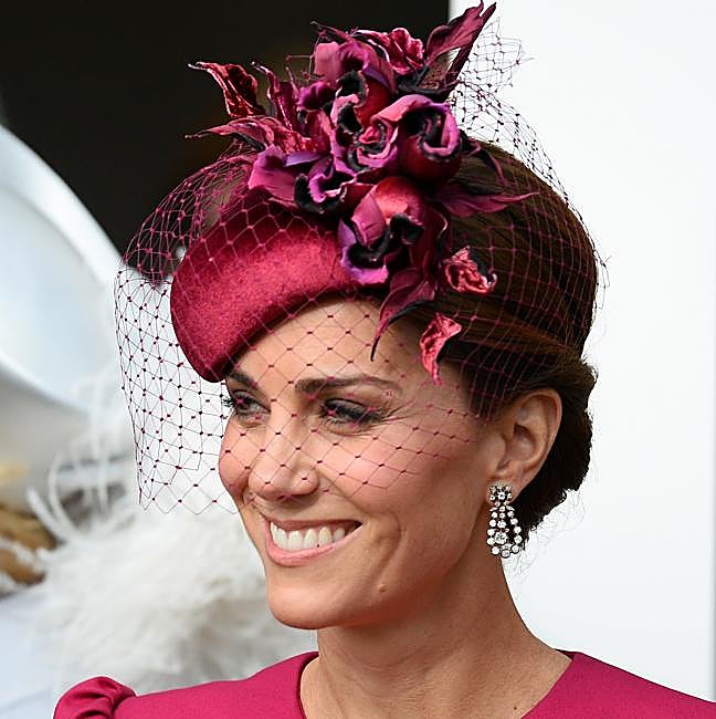 Pendientes colgantes orbitales de diamantes de la reina Isabel II.