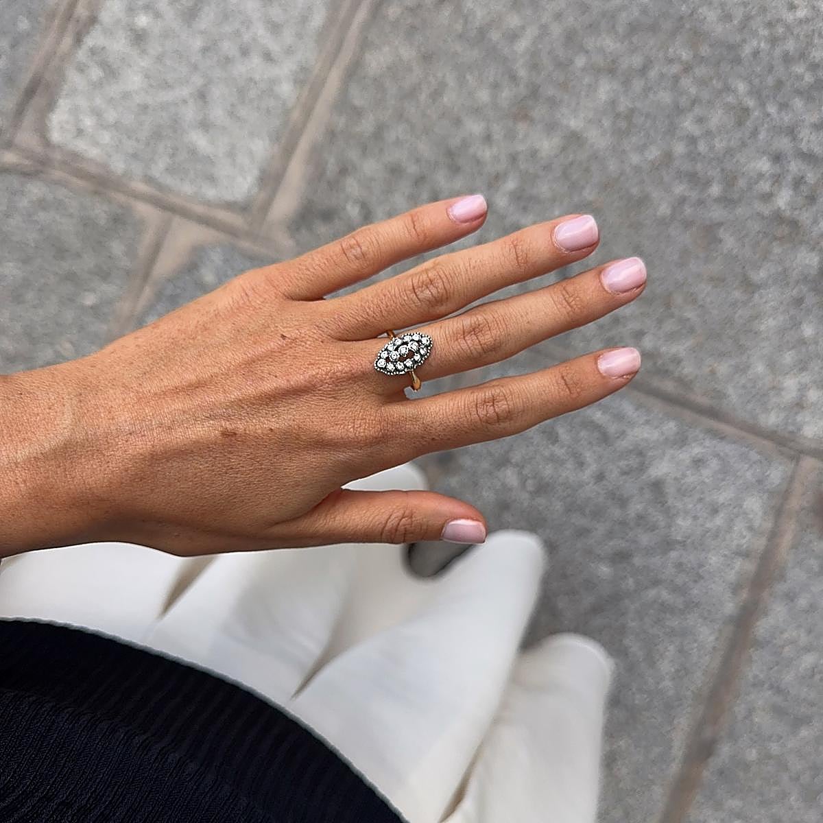 Una influencer con un anillo de Paulet.