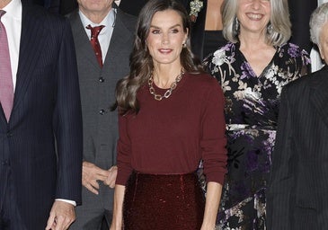 La reina Letizia llevó una falda de lentejuelas en los Premios Francisco Cerecedo.