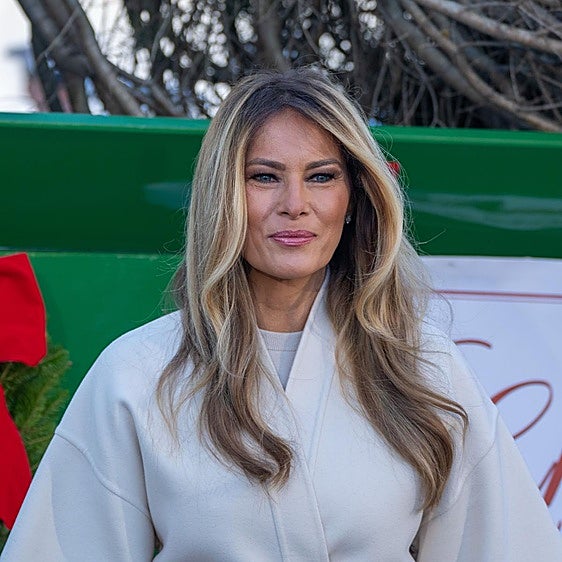 Furor por los zapatos navideños de Melania Trump: 6 opciones para llevar en las fiestas