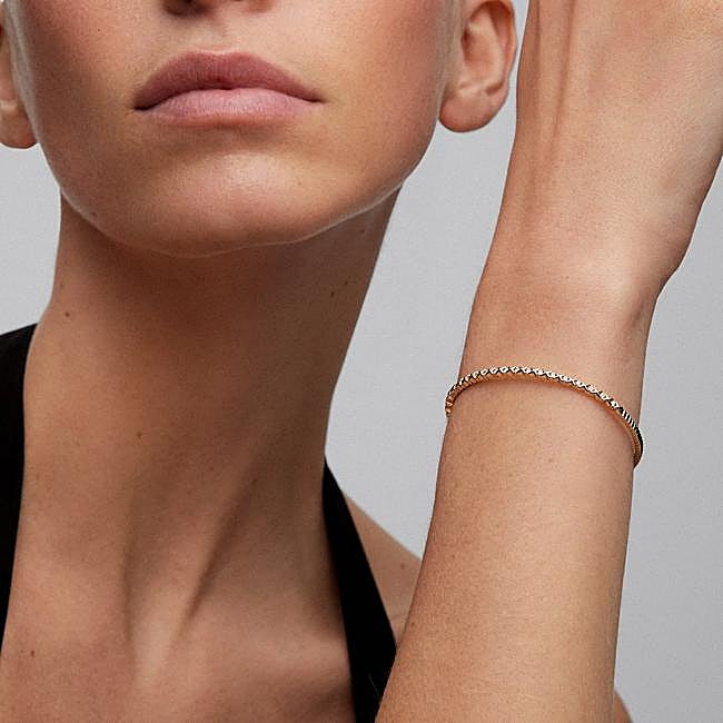 Pulsera rígida de oro amarillo con diamantes de Suarez.