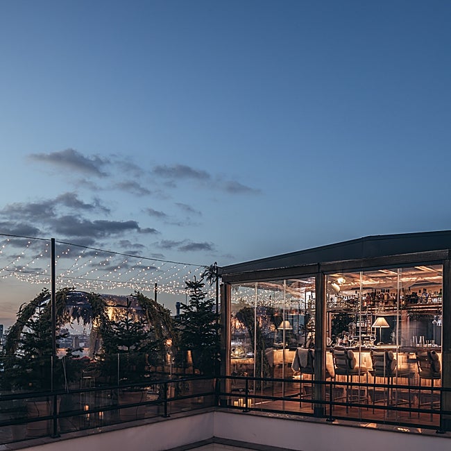 Los iglús y la zona acristalada del Picos Pardos Lounge en clave navideña.