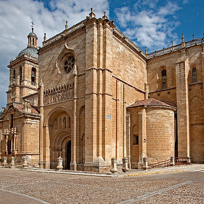 La catedral de Ciudad Rodrigo fue en sus inicios un templo-fortaleza.