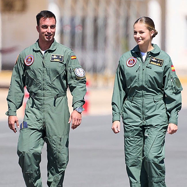 La princesa Leonor, en la base de San Javier, con Alberto Guzmán jefe de instructores del ala 792.