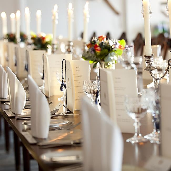 La mesa de uno de los salones más grandes del HMY Britannia preparada para un banquete de estado.