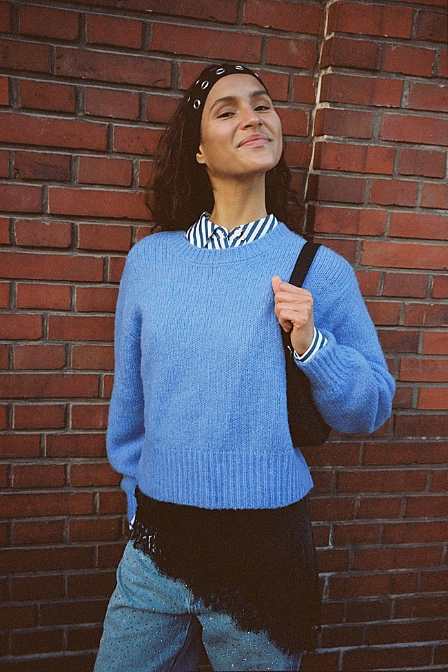 Jersey azul de Stradivarius (25,99 euros)