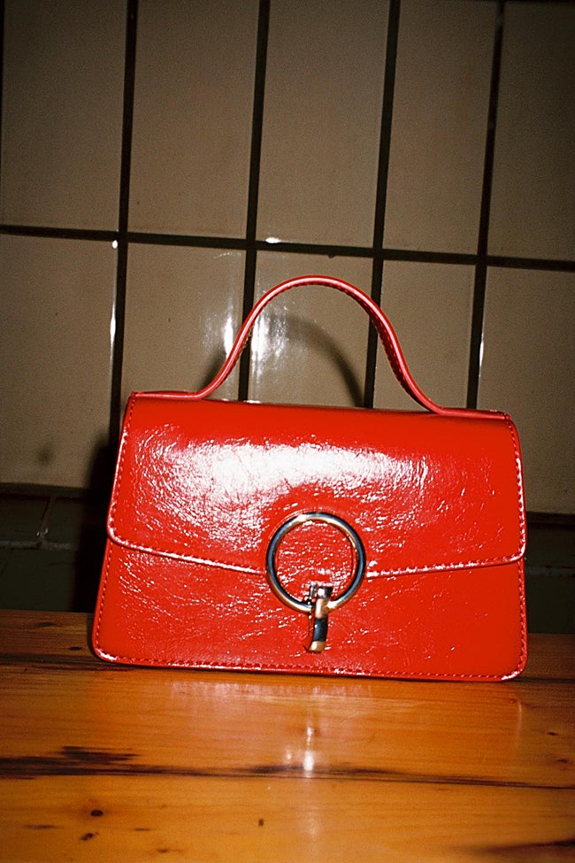 Bolso rojo de Stradivarius (12,99 euros)