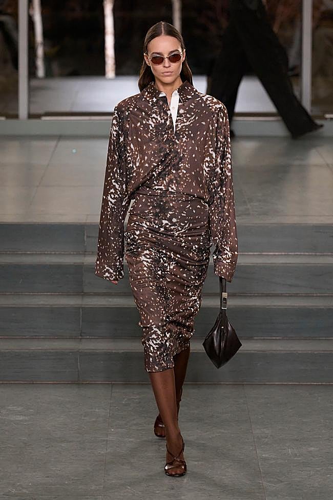 Conjunto con estampado de cervatillo en el desfile otoño/invierno 2025 de Tory Burch.