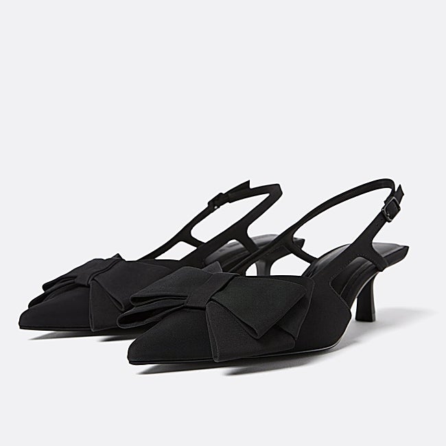 Zapatos negros de Stradivarius (29,99 euros)