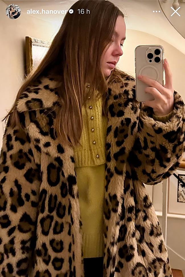 Alexandra de Hannover con un abrigo de leopardo.