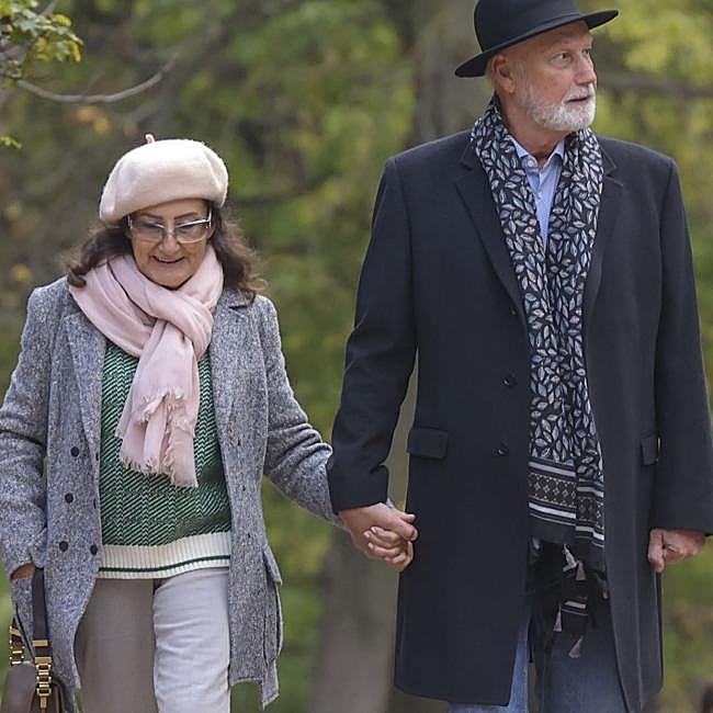 Paloma Rocasolano dando un paseo por El Retiro con su pareja, Marcus Brandler.