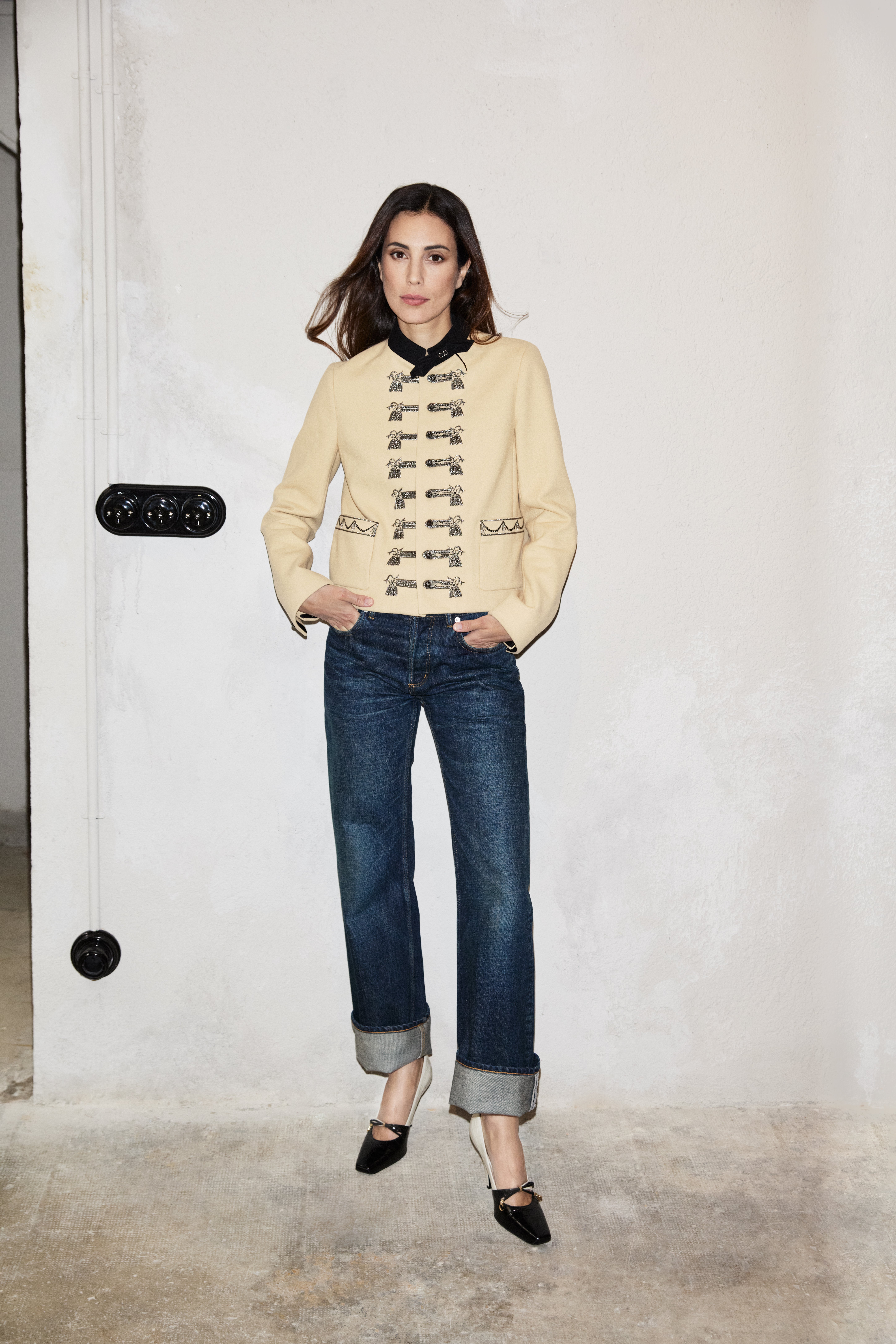 Chaqueta corta de lana Moleskine y pantalones denim, ambos de Dior. Los zapatos de tacón son de Dior Muse.