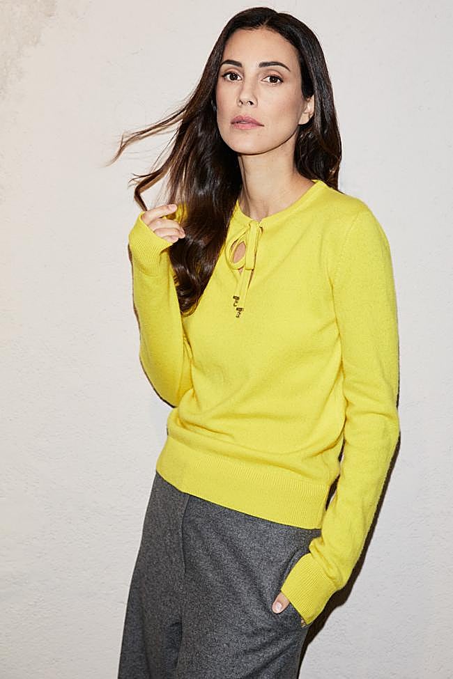 Sassa lleva jersey de cachemir y pantalón recto sin pinzas de franela, ambos de Dior.