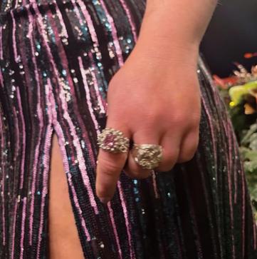 Imagen secundaria 1 - Lalachus con sandalias de Martinelli x Redondo Brand, anillos de Rígido y pendientes de Papiroga.