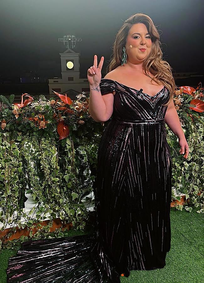 Imagen - Lalachus con un vestido de lentejuelas de Silvia Fernández. / @silviagago.stylist