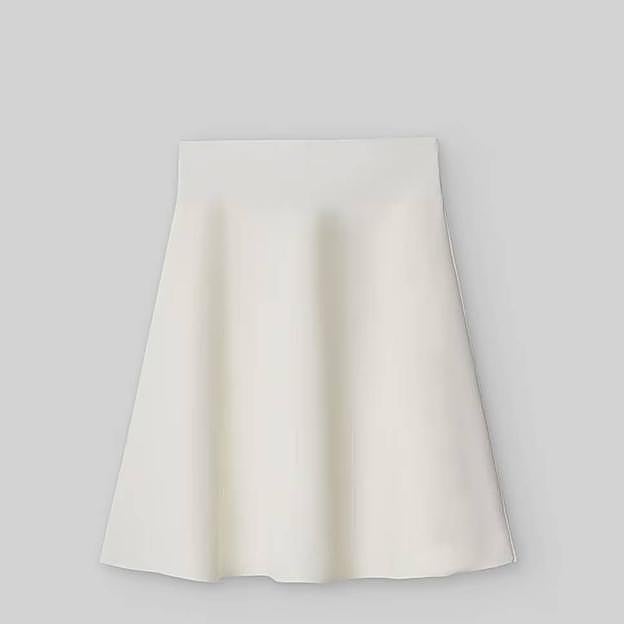 Falda corta evasé (49€ en El Corte Inglés