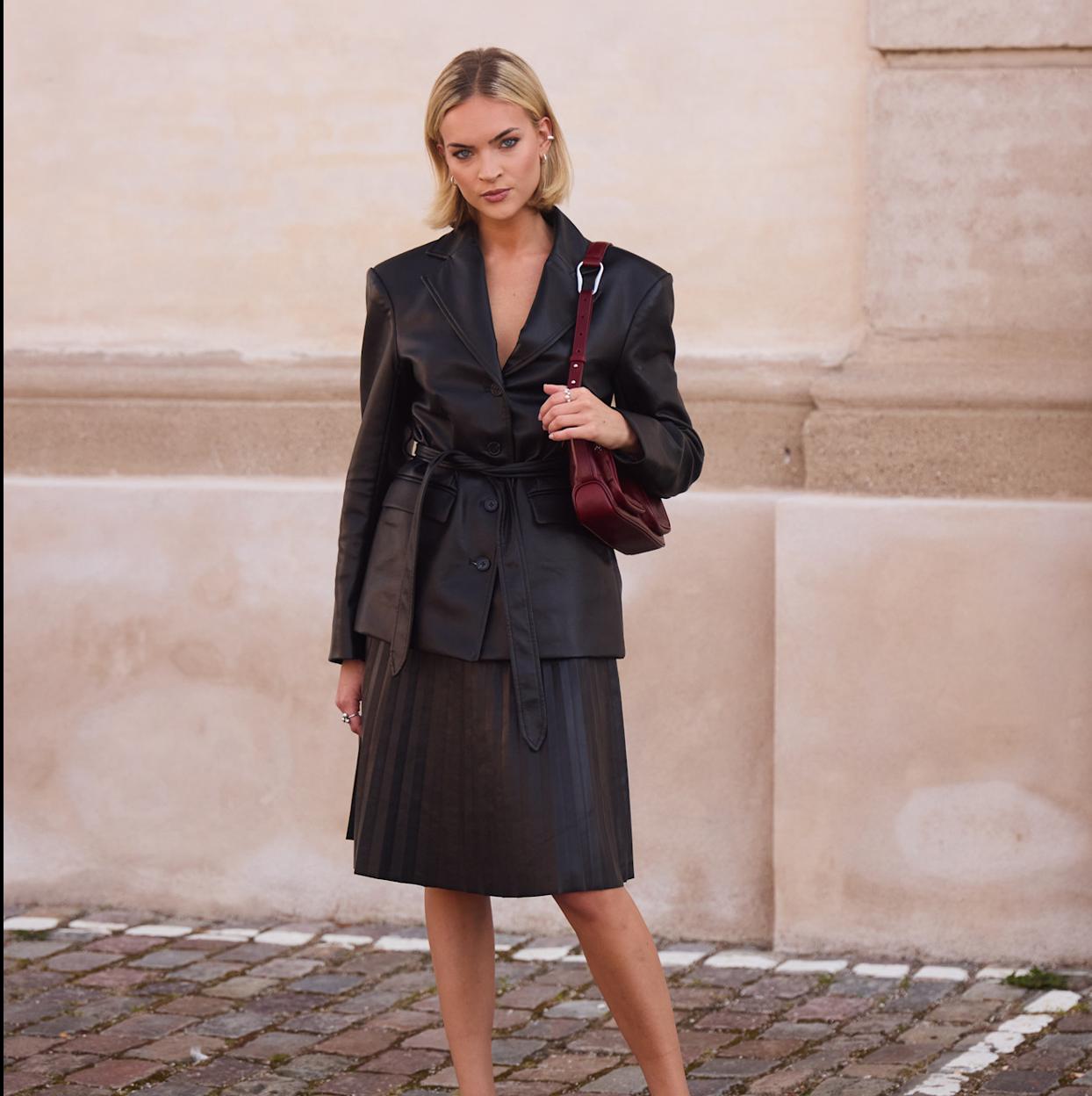 Mujer con falda por encima de la rodilla