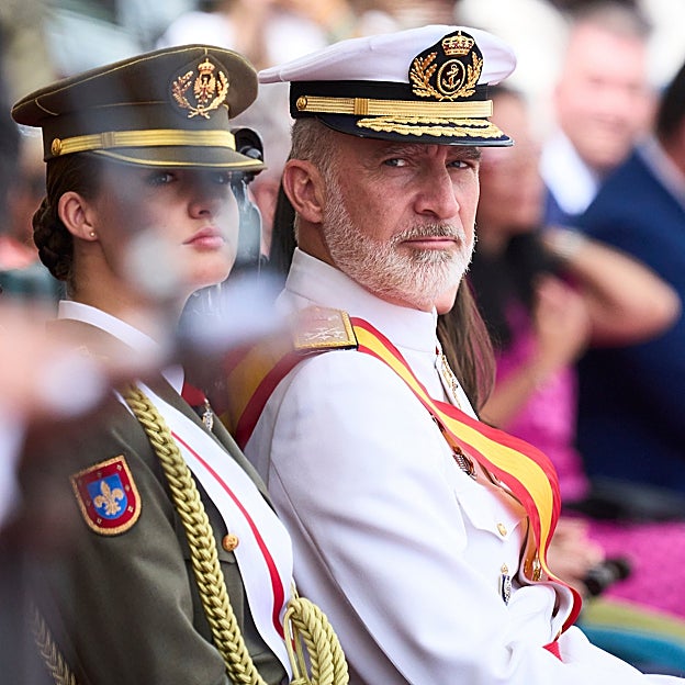 Leonor, con uniforme militar. al lado del rey Felipe VI. 