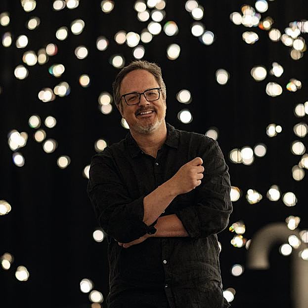 Imagen principal - Rafael Lozano-Hemmer, el artista que ha creado las dos nuevas Cámaras de las Maravillas, Kristallstimmen y Pulse Voroni, que aparecen en las imágenes.