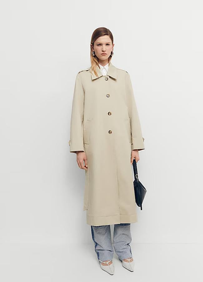 Imagen - Trench largo en beige de Mango Outlet.