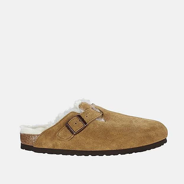 Zuecos de mujer en ante marrón con adorno de hebilla (180€ en El Corte Inglés)