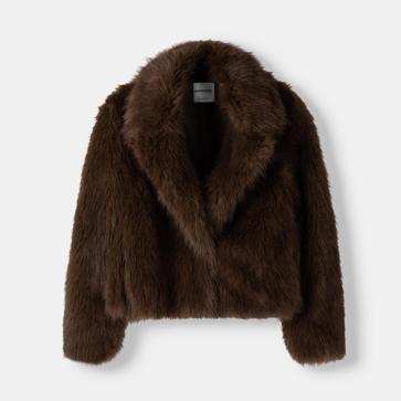 Imagen secundaria 1 - Abrigo efecto pelo estampado animal de Zara (59,95€)/ Cazadora efecto pelo solapa de Bershka (69,99€)/ Abrigo de pelo de mujer largo con solapas y botones de Lauren Ralph Lauren (429€ en El Corte Inglés)