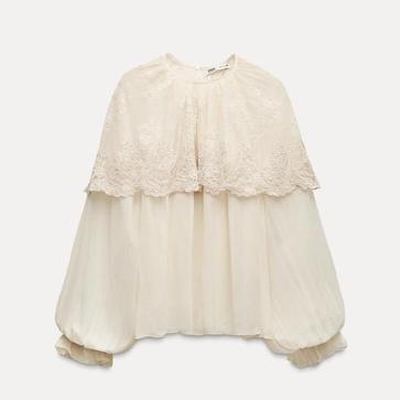 Imagen secundaria 1 - Blusa estampada volantes de Mango (15,99€)/ Blusa romántica capa ZW Collection (39,95€)/ Blusa de algodón con jaretas de H&M (27,99€)