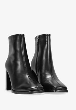 Imagen secundaria 2 - Mocasín piel brillo negro de Bimba y Lola (135€)/ Zapato punta destalonado de Mango (35,99€)/ Botines de tacón negros con punta cuadrada de Bosanova (42,95€)