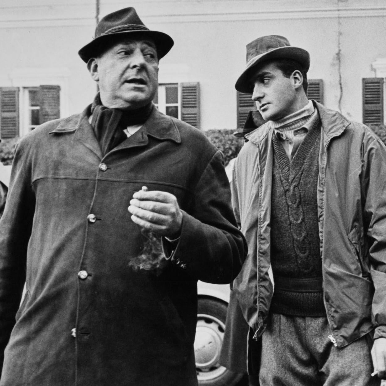 Juan de Borbón y Battenberg, junto a su hijo el rey Juan Carlos I. 