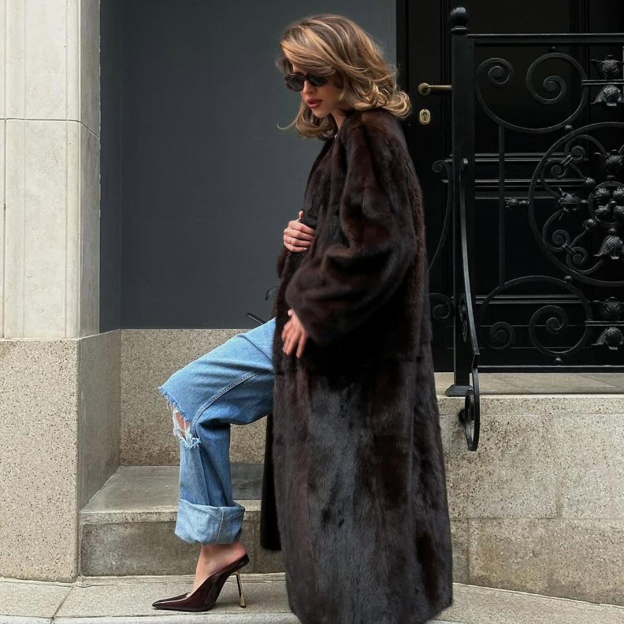 Influencer con look elegante con vaqueros