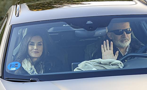 Los reyes Letizia y Felipe a su llegada a casa de Jesús Ortiz, padre de la reina.