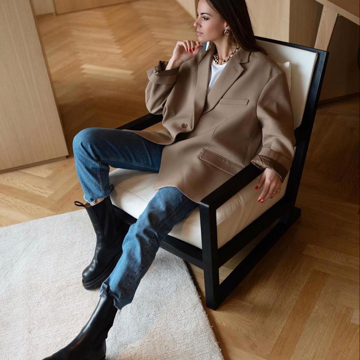 Influencer con botines planos elegntes