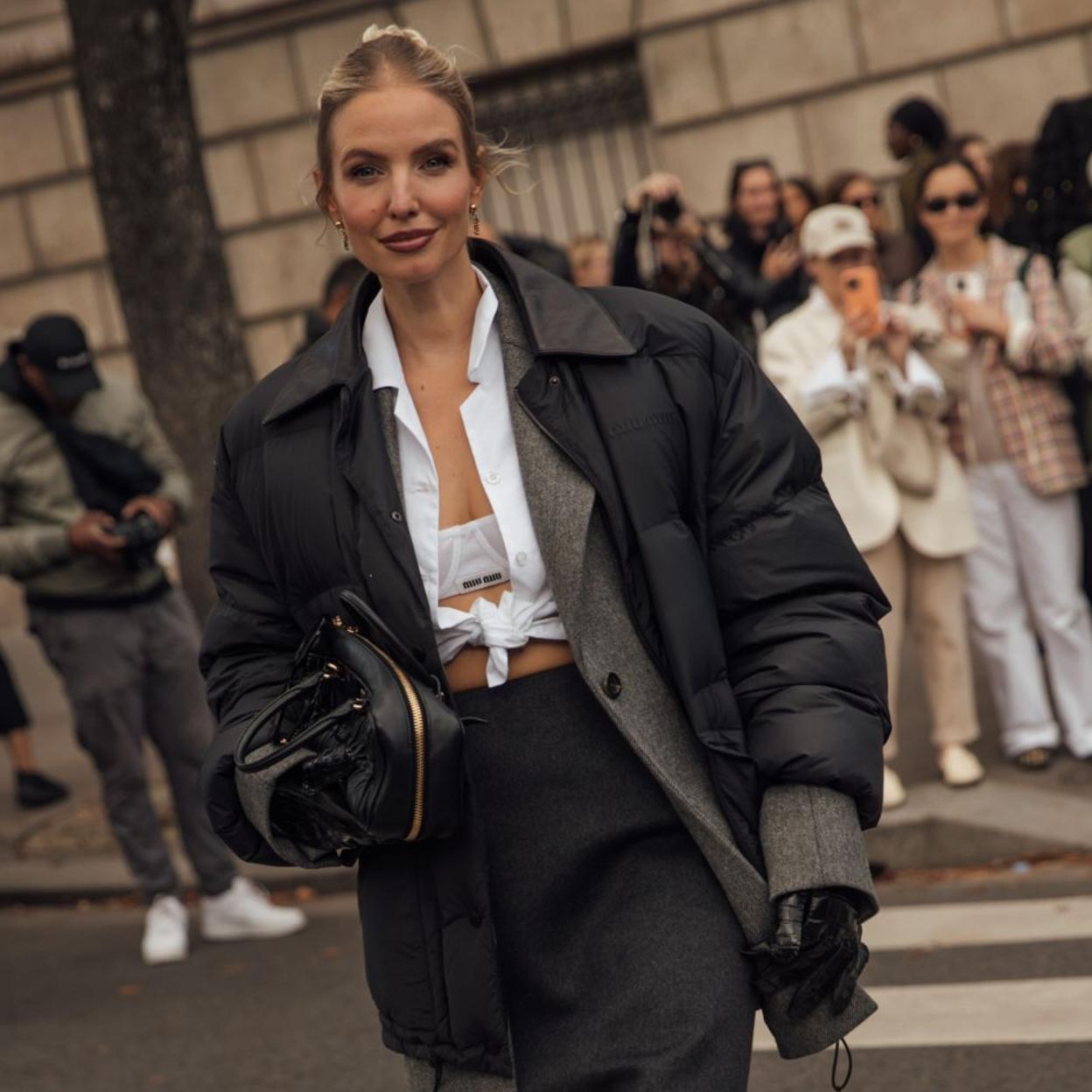 Un look de street style con plumífero de color negro.