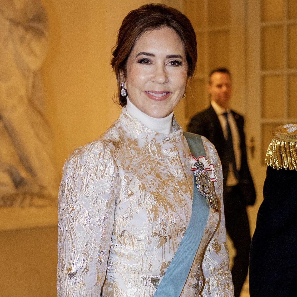 Mary de Dinamarca con vestido de gala y joyas de pasar