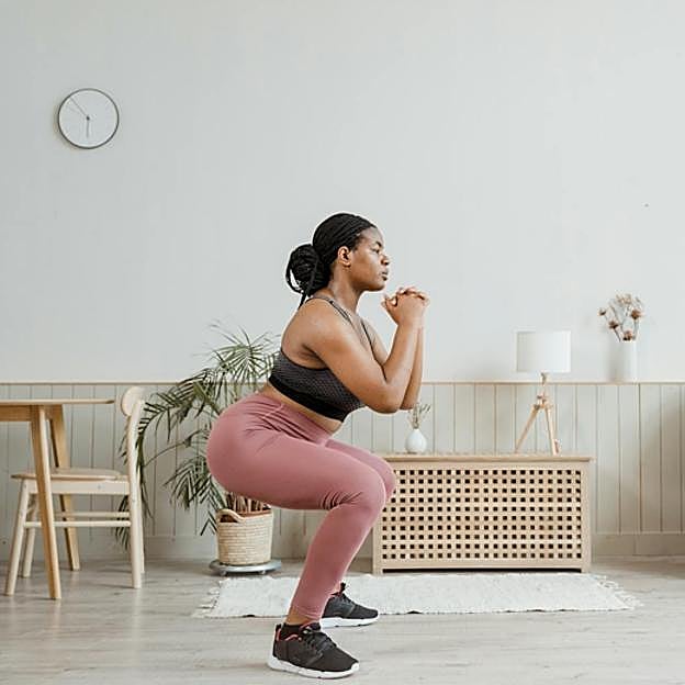 Mujer realizando una sentadilla. 