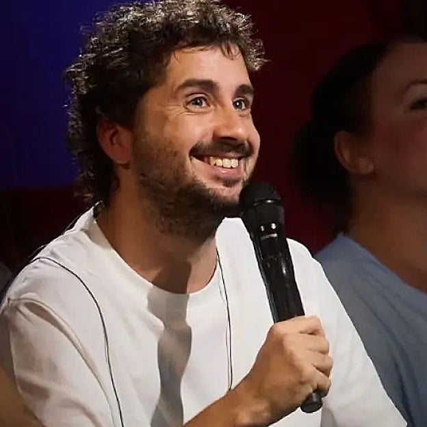 Sergio Bezos animando al público en 'La Revuelta'. 