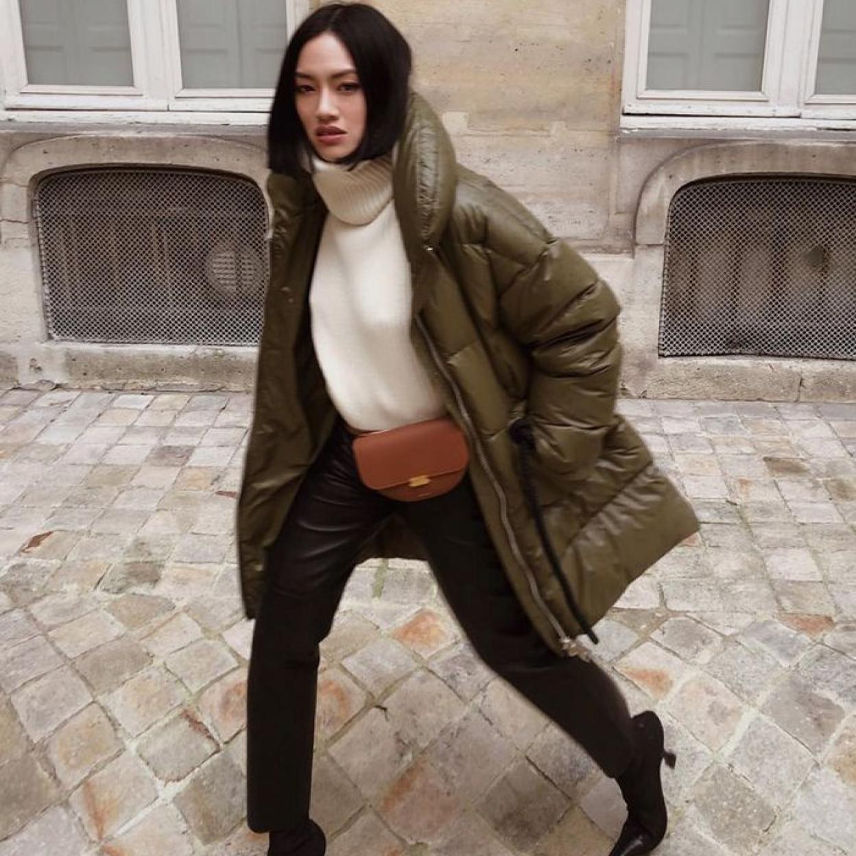 Influencer con abrigo acolchado