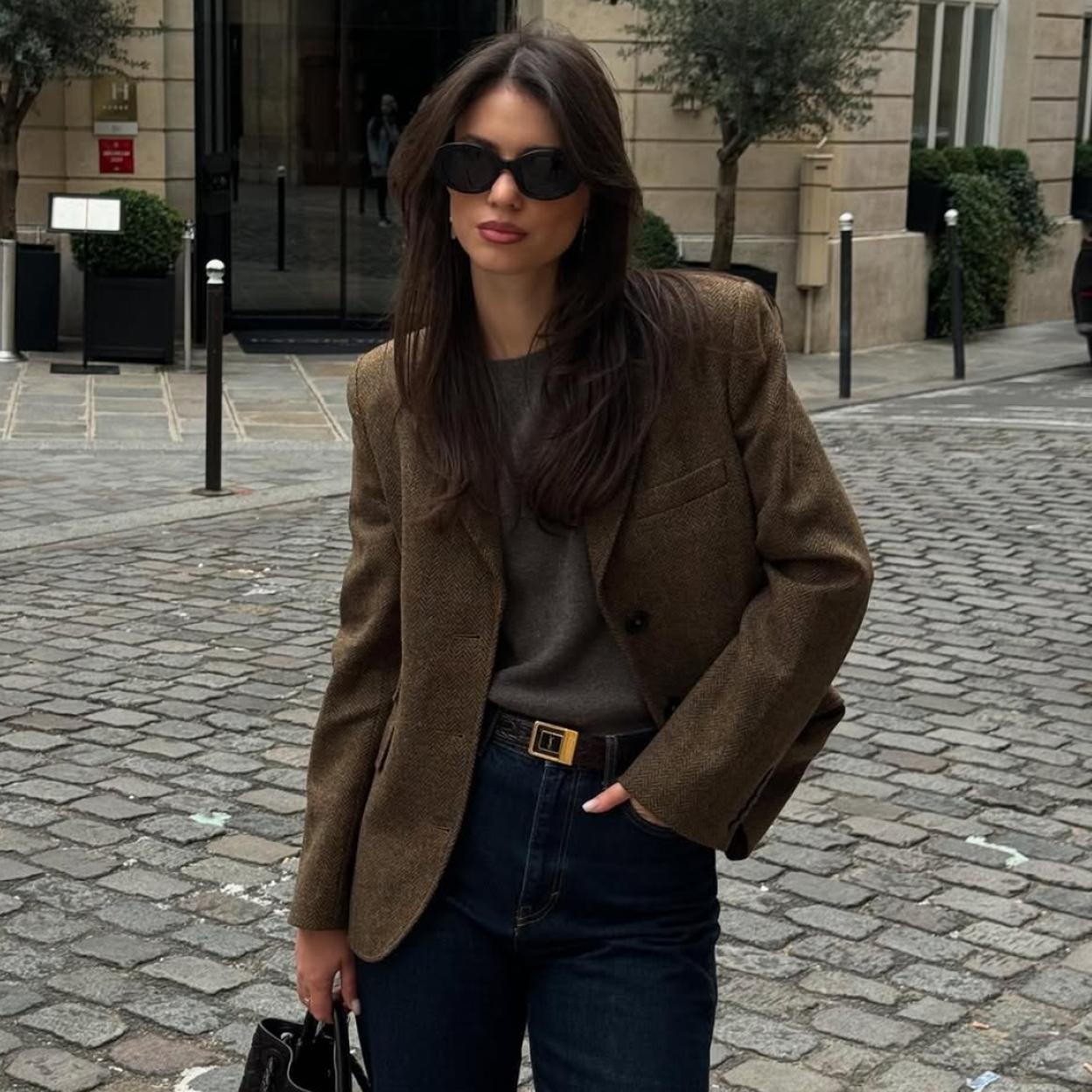 Influencer vestida con básicos