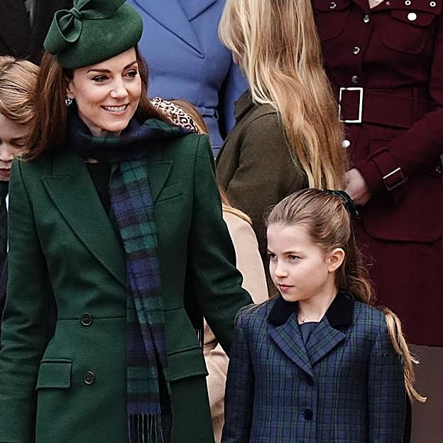 La princesa Charlotte junto a Kate Middleton el día de Navidad, con el collar. 