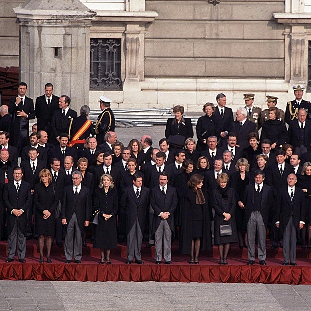 Autoridades e invitados de honor en el funeral de María de las Mercedes. 
