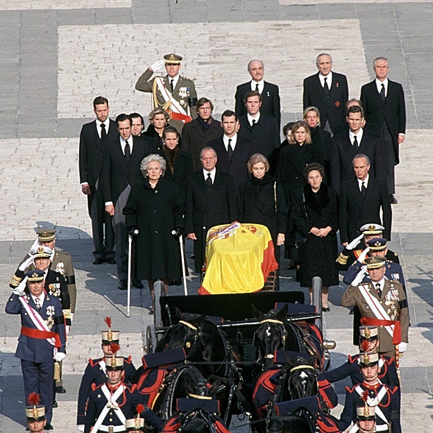 El entierro de la condesa de Barcelona en El Escorial, con la familia real en pleno. 