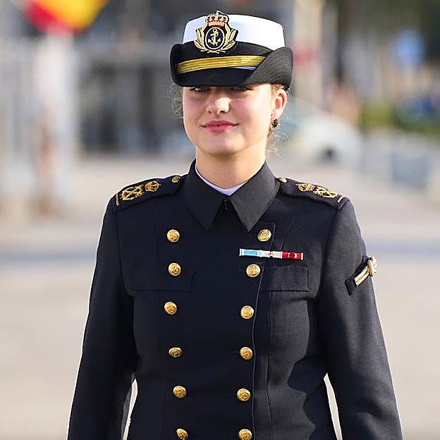 La princesa Leonor, guapísima, llega a Cádiz para embarcar en el buque Elcano: uniforme de gala, moño trenzado y muy sonriente
