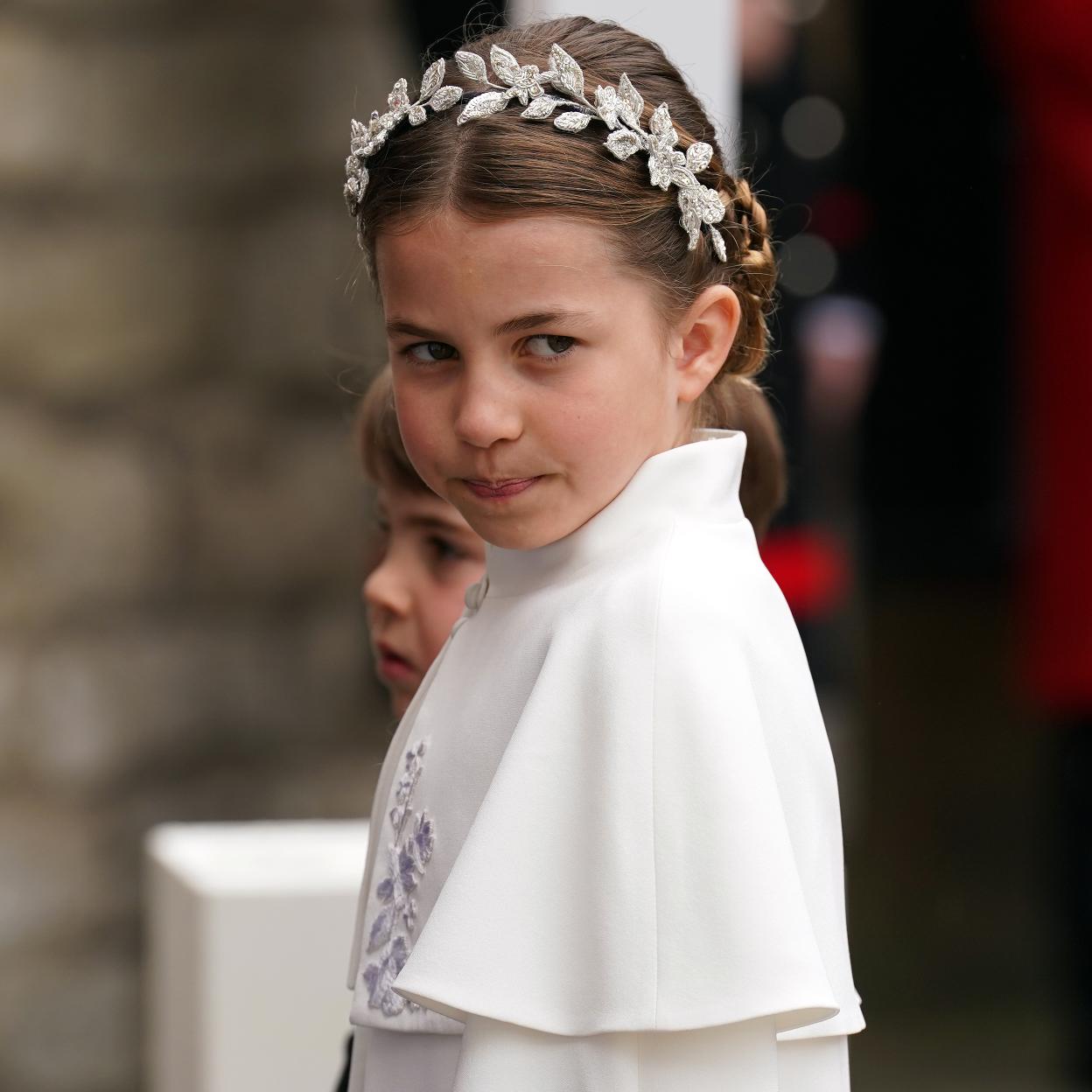 La princesa Charlotte junto a Kate Middleton el día de Navidad. 